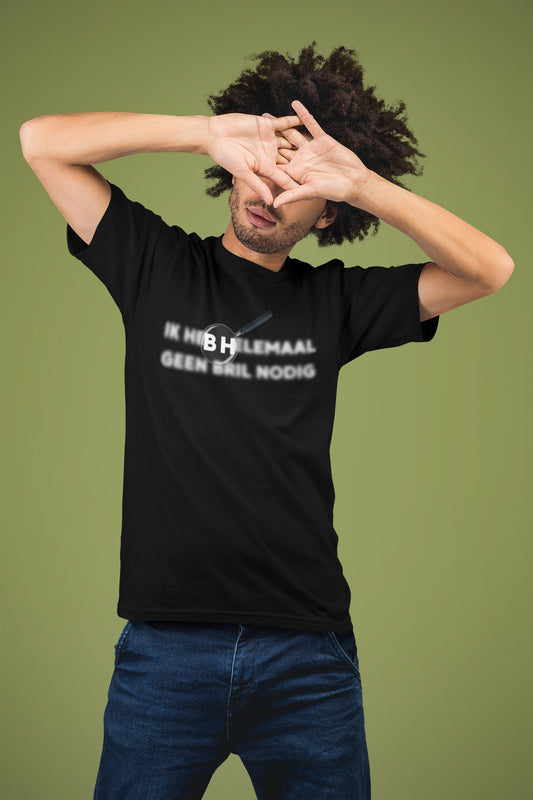 Geen bril nodig. Geinig shirt met wazige tekst en vergrootglas om mensen op het verkeerde been te zetten. Biologisch katoen, kleur: Black