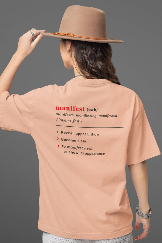 Good Thoughts Centre T-shirt - achterzijde: Definitie van manifesteren (Engels). Zonder logo. Kleur: Fraiche Peche