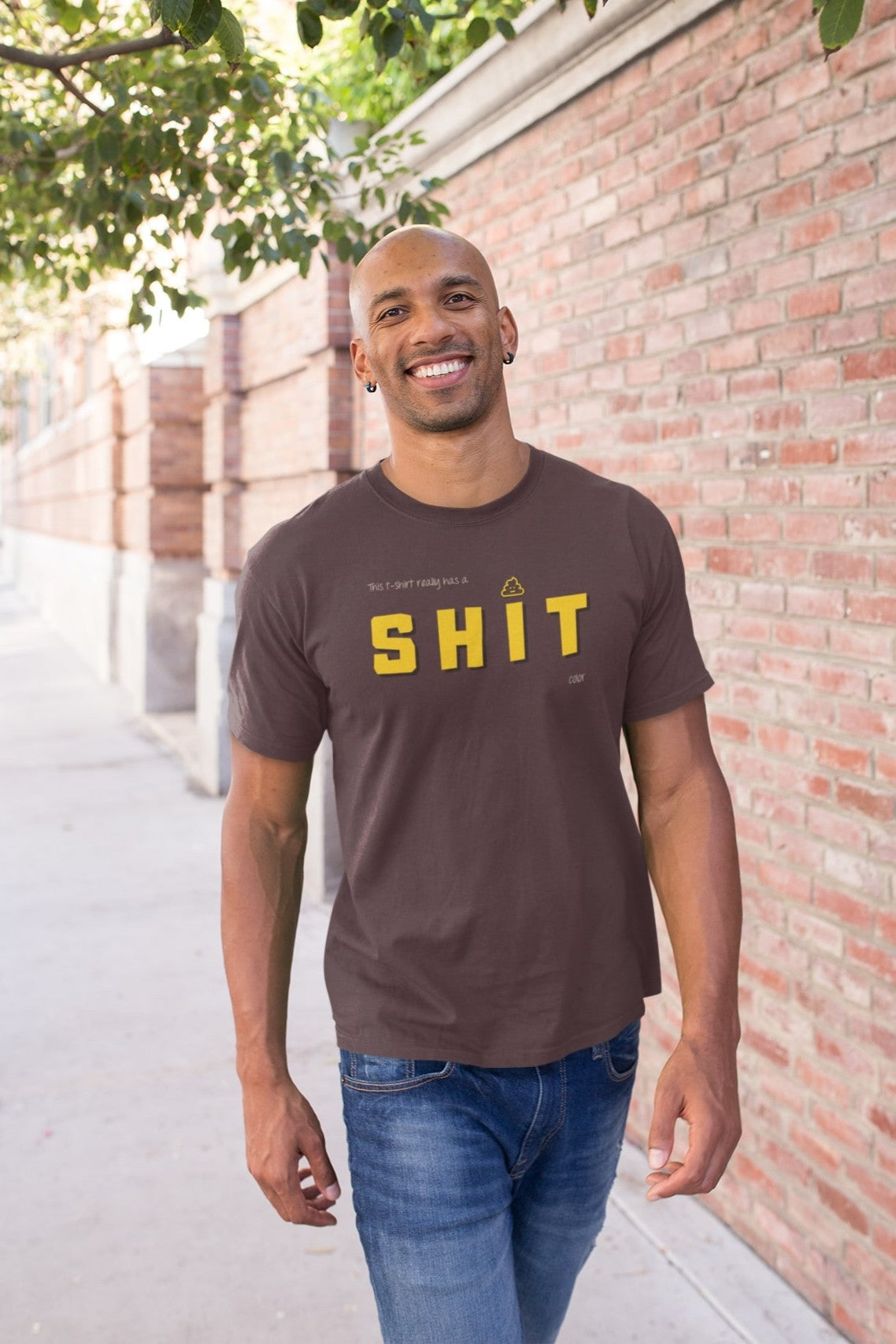 Deze man draagt een klassiek "shit shirt". Maar hij is wél van 100% biologisch katoen.