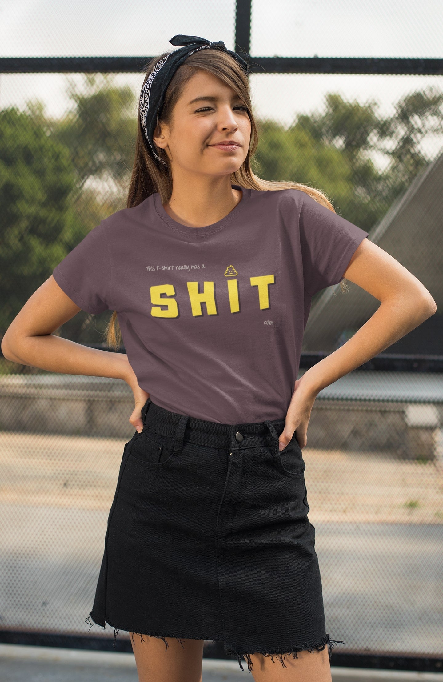 Deze dame draagt een regelrecht "shit shirt". Maar hij is wél van 100% biologisch katoen. Dus niet helemaal shit.