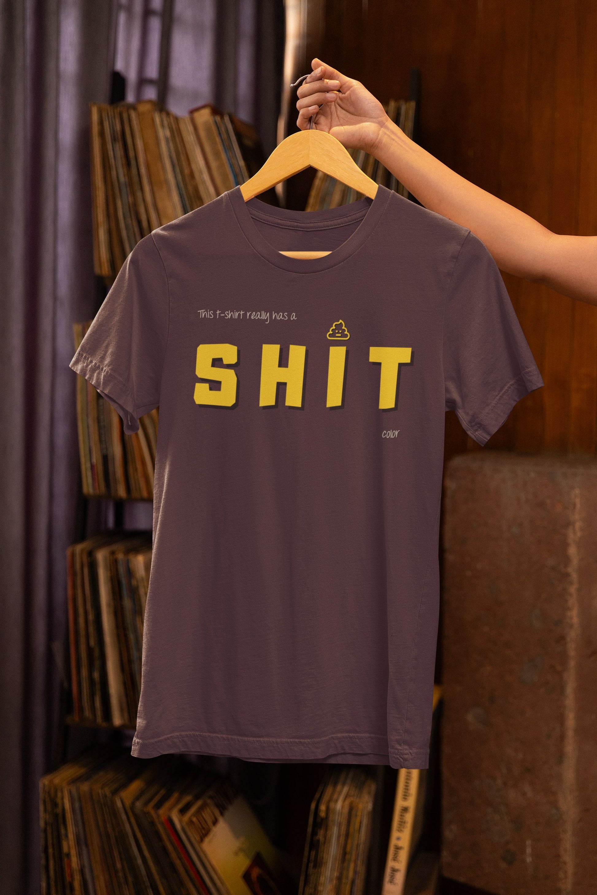 Dit shirt heeft een poepkleur, maar is wél van 100% biologisch katoen. Niet helemaal shit dus. - Kleur: Red Brown
