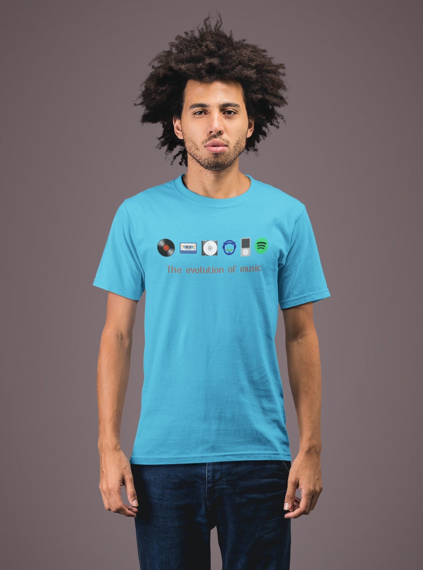 "The Evolution of Music". Opvallend T-shirt met de belangrijkste geluidsdragers uit de muziekgeschiedenis. De LP, het cassettebandje, de CD, Napster, de iPod en Spotify. Dit gaat leuke gesprekken opleveren! 100% biologisch katoen. Kleur: Aqua Blue