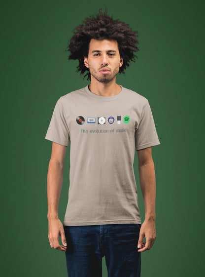 "The Evolution of Music". Opvallend T-shirt met de belangrijkste geluidsdragers uit de muziekgeschiedenis. De LP, het cassettebandje, de CD, Napster, de iPod en Spotify. Dit gaat leuke gesprekken opleveren! 100% biologisch katoen. Kleur: Desert Dust