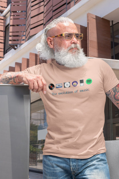 "The Evolution of Music". Opvallend T-shirt met de belangrijkste geluidsdragers uit de muziekgeschiedenis. De LP, het cassettebandje, de CD, Napster, de iPod en Spotify. Dit gaat leuke gesprekken opleveren! 100% biologisch katoen. Kleur: Fraiche Peche
