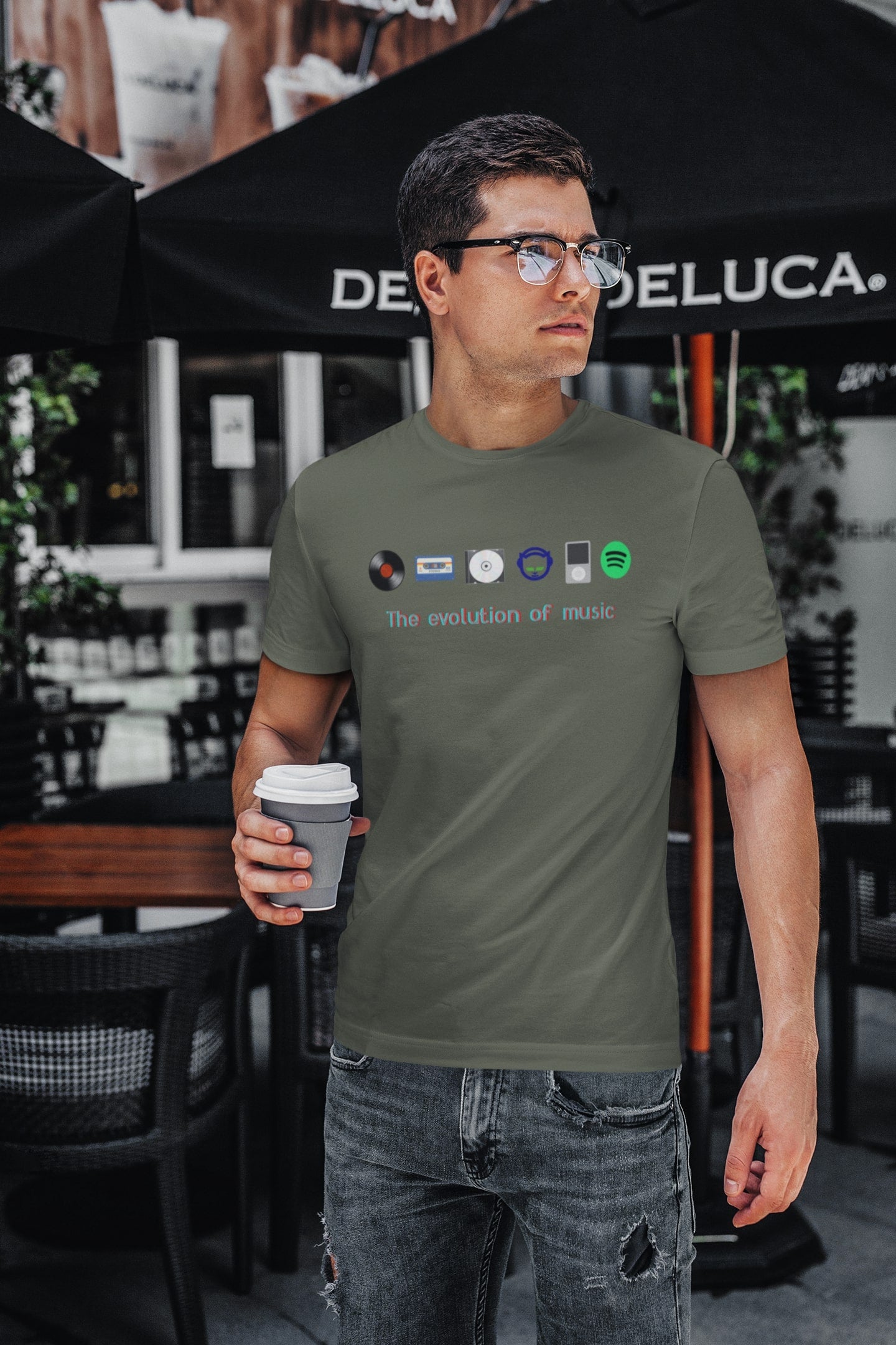 "The Evolution of Music". Opvallend T-shirt met de belangrijkste geluidsdragers uit de muziekgeschiedenis. De LP, het cassettebandje, de CD, Napster, de iPod en Spotify. Dit gaat leuke gesprekken opleveren! 100% biologisch katoen. Kleur: Khaki