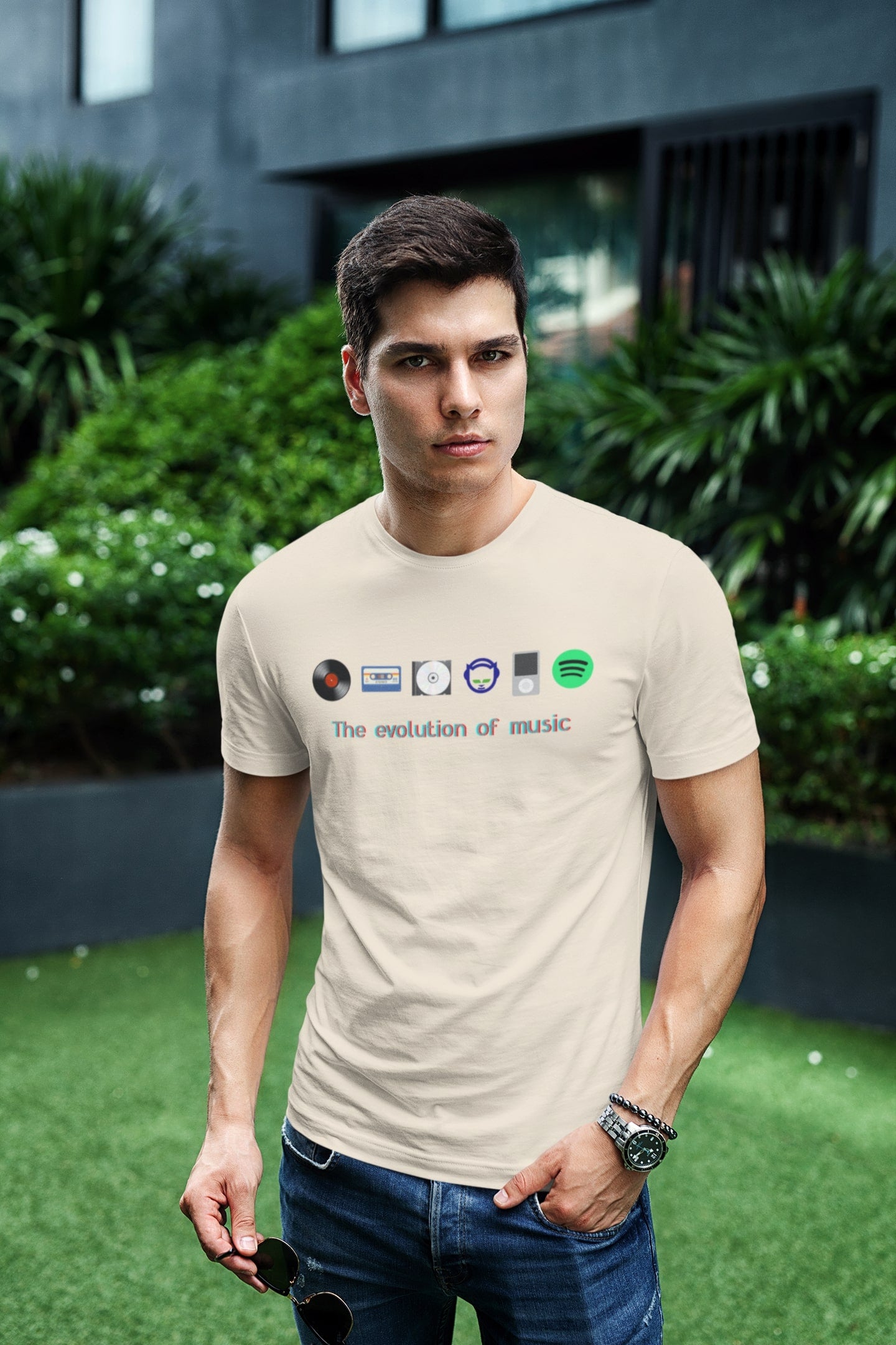 "The Evolution of Music". Opvallend T-shirt met de belangrijkste geluidsdragers uit de muziekgeschiedenis. De LP, het cassettebandje, de CD, Napster, de iPod en Spotify. Dit gaat leuke gesprekken opleveren! 100% biologisch katoen. Kleur: Natural Raw