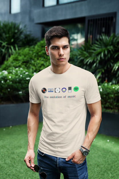 "The Evolution of Music". Opvallend T-shirt met de belangrijkste geluidsdragers uit de muziekgeschiedenis. De LP, het cassettebandje, de CD, Napster, de iPod en Spotify. Dit gaat leuke gesprekken opleveren! 100% biologisch katoen. Kleur: Natural Raw