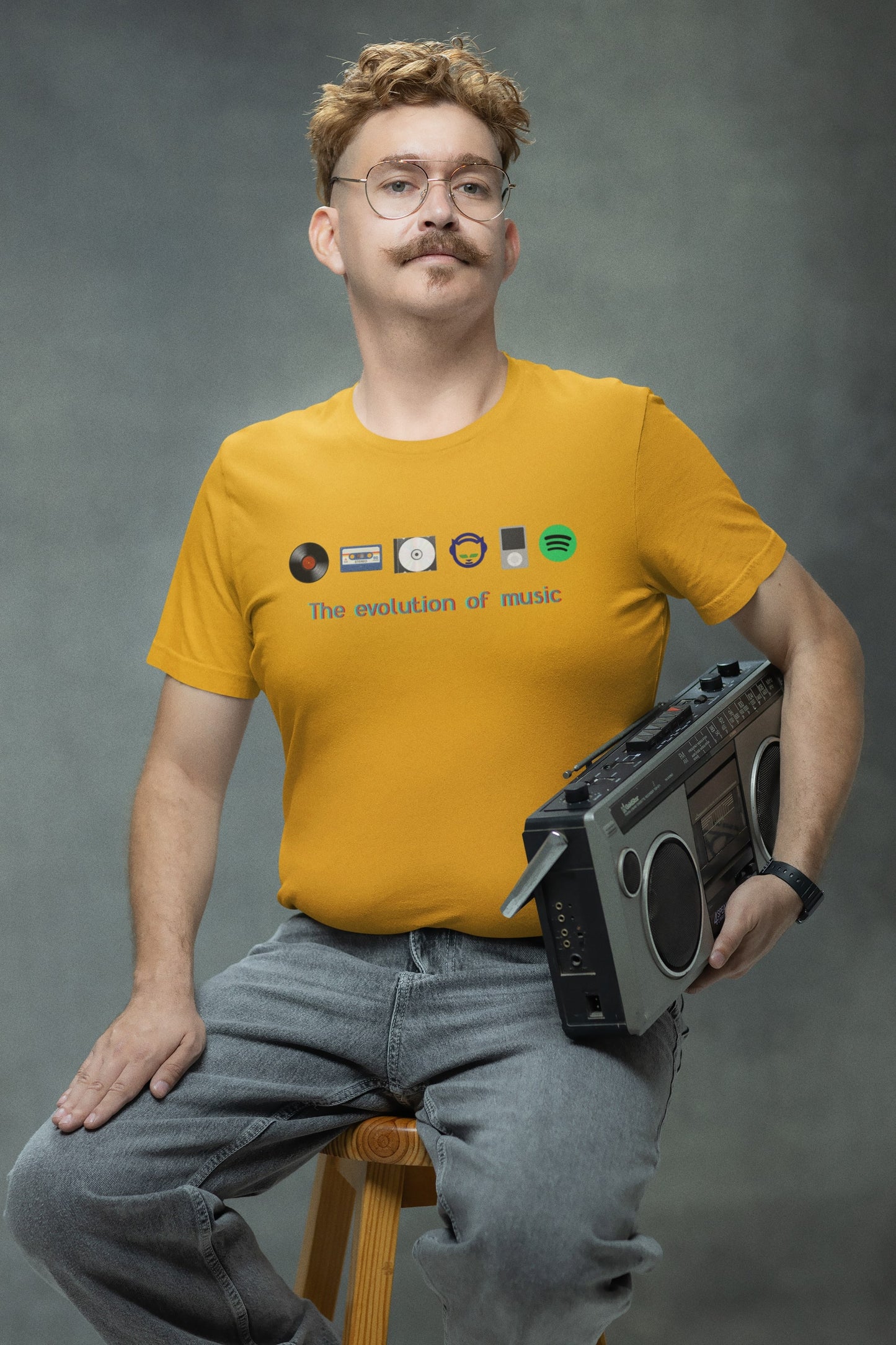 "The Evolution of Music". Opvallend T-shirt met de belangrijkste geluidsdragers uit de muziekgeschiedenis. De LP, het cassettebandje, de CD, Napster, de iPod en Spotify. Dit gaat leuke gesprekken opleveren! 100% biologisch katoen. Kleur: Spectra Yellow