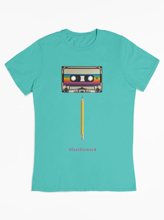 Spoel terug naar je muzikale herinneringen uit de jaren '80 en '90. Weet jij nog hoe een potlood en een cassettebandje bij elkaar passen? Biologisch katoen. Flat Lay. Kleur: Pool Blue