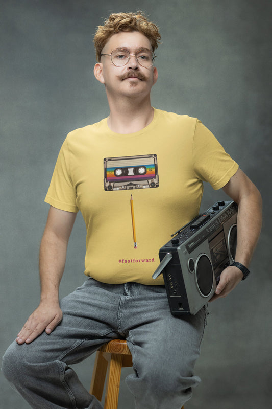 Spoel terug naar je muzikale herinneringen uit de jaren '80 en '90. Weet jij nog hoe een potlood en een cassettebandje bij elkaar passen? Biologisch katoen. Kleur: Viva Yellow