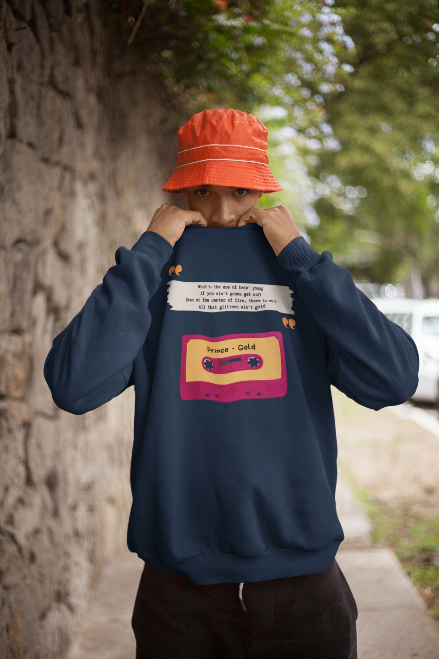 Zet je favoriete songtekst op een sweater in de kleur van jouw keuze! Zoals deze Prince. 100% biologisch katoen - Kleur: French Navy