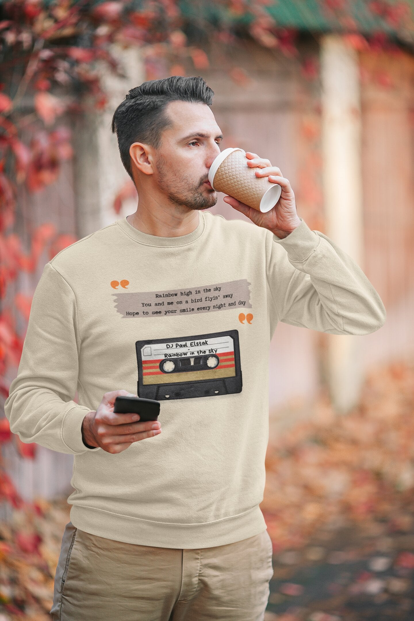Zet je favoriete songtekst op een sweater in de kleur van jouw keuze! Zoals deze DJ Paul Elstak. 100% biologisch katoen - Kleur: Natural Raw 