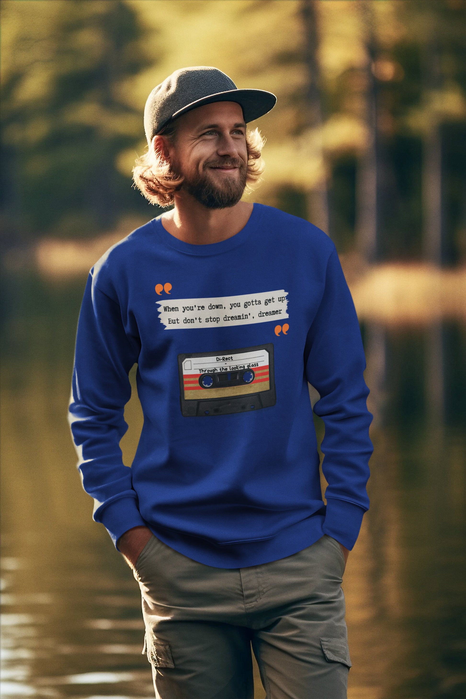 Zet je favoriete songtekst op een sweater in de kleur van jouw keuze! Zoals deze Di-Rect. 100% biologisch katoen - Kleur: Worker Blue