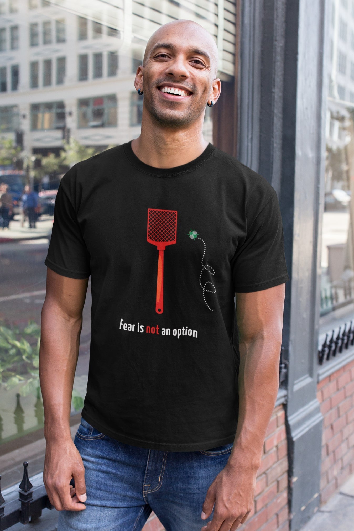"Fear is not an option". Opvallend shirt met een stoere vlieg die het opneemt tegen een vliegenmepper. 100% biologisch katoen. Kleur: Black
