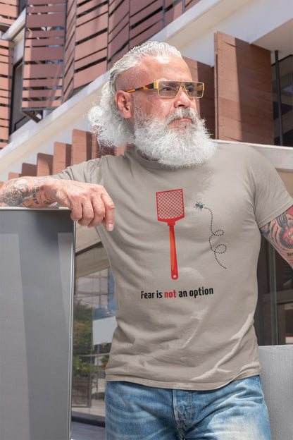 "Fear is not an option". Grappig shirt met een dappere vlieg die het opneemt tegen een vliegenmepper. 100% biologisch katoen. Kleur: Desert Dust