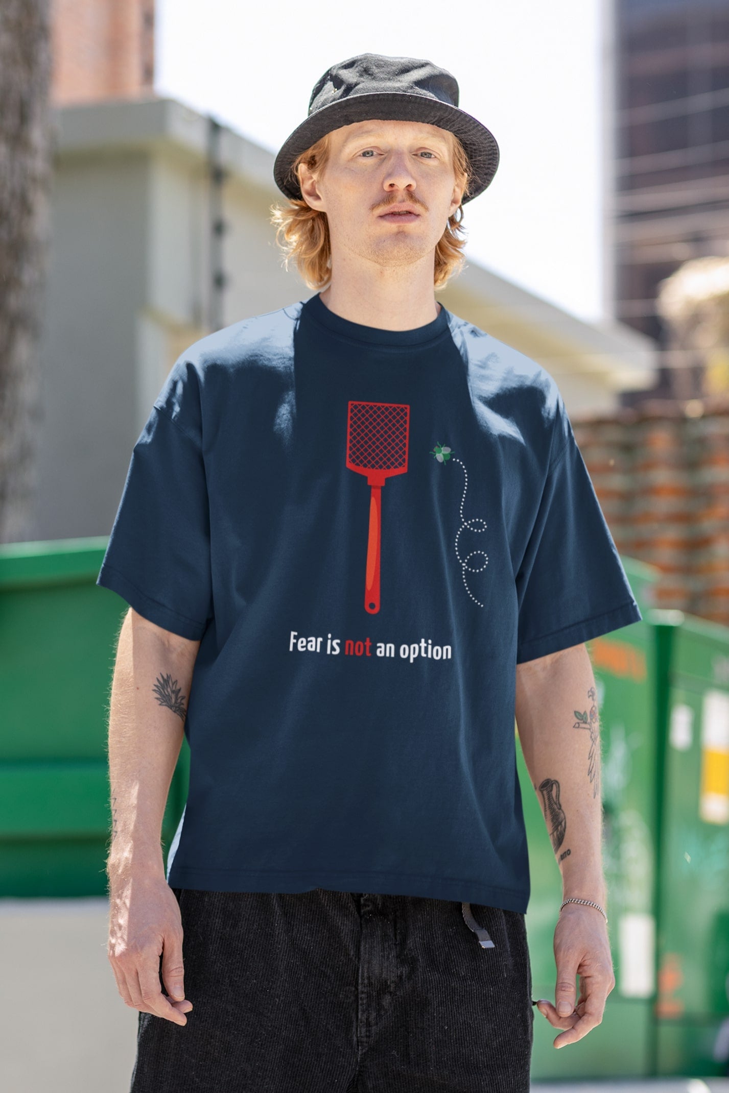 "Fear is not an option". Grappig shirt met een dappere vlieg die het opneemt tegen een vliegenmepper. 100% biologisch katoen. Kleur: French Navy