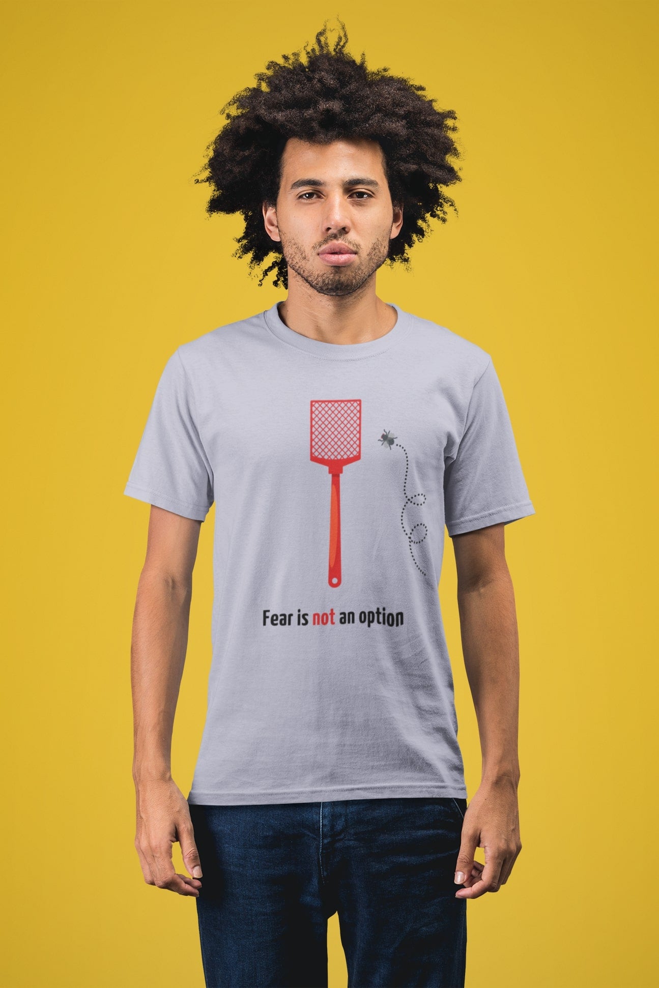 "Fear is not an option". Geinig shirt met een dappere vlieg die het opneemt tegen een vliegenmepper. 100% biologisch katoen. Kleur: Lavender