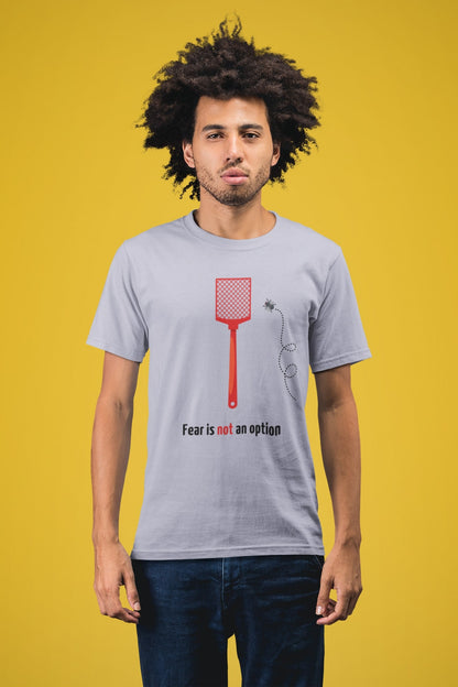 "Fear is not an option". Geinig shirt met een dappere vlieg die het opneemt tegen een vliegenmepper. 100% biologisch katoen. Kleur: Lavender