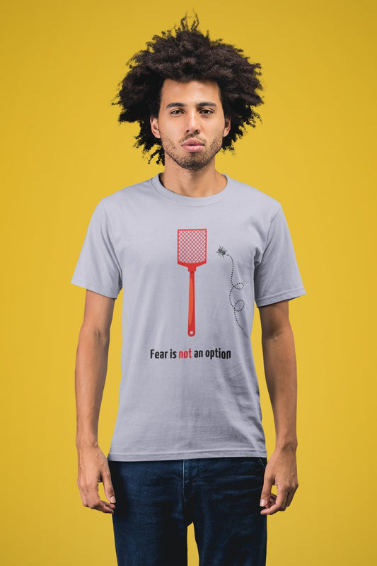 "Fear is not an option". Geinig shirt met een dappere vlieg die het opneemt tegen een vliegenmepper. 100% biologisch katoen. Kleur: Lavender