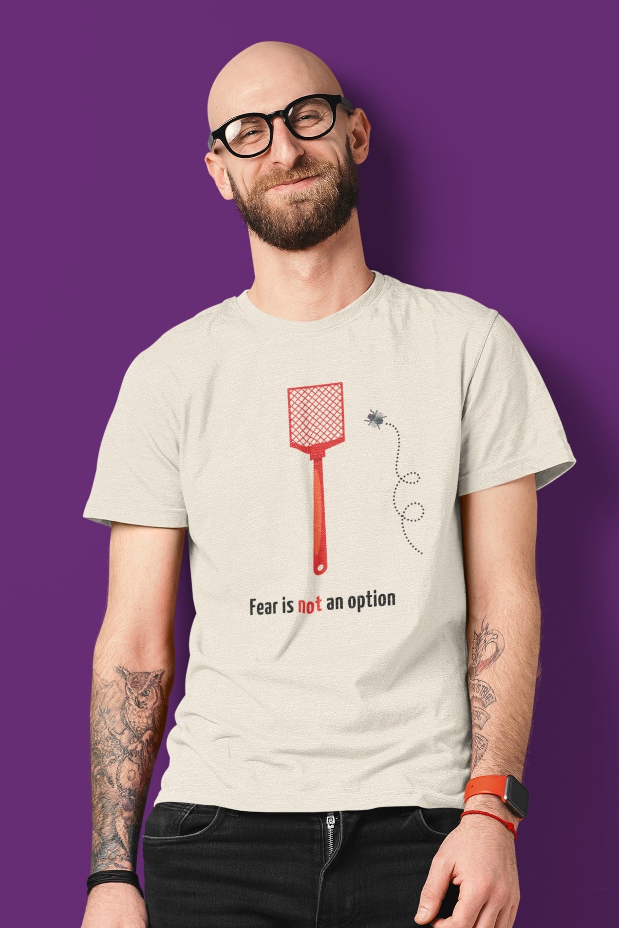 "Fear is not an option". Lollig shirt met een dappere vlieg die het opneemt tegen een vliegenmepper. 100% biologisch katoen. Kleur: Natural Raw