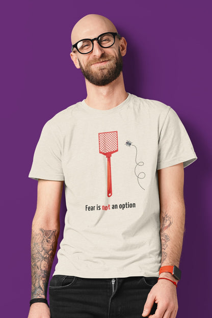 "Fear is not an option". Lollig shirt met een dappere vlieg die het opneemt tegen een vliegenmepper. 100% biologisch katoen. Kleur: Natural Raw