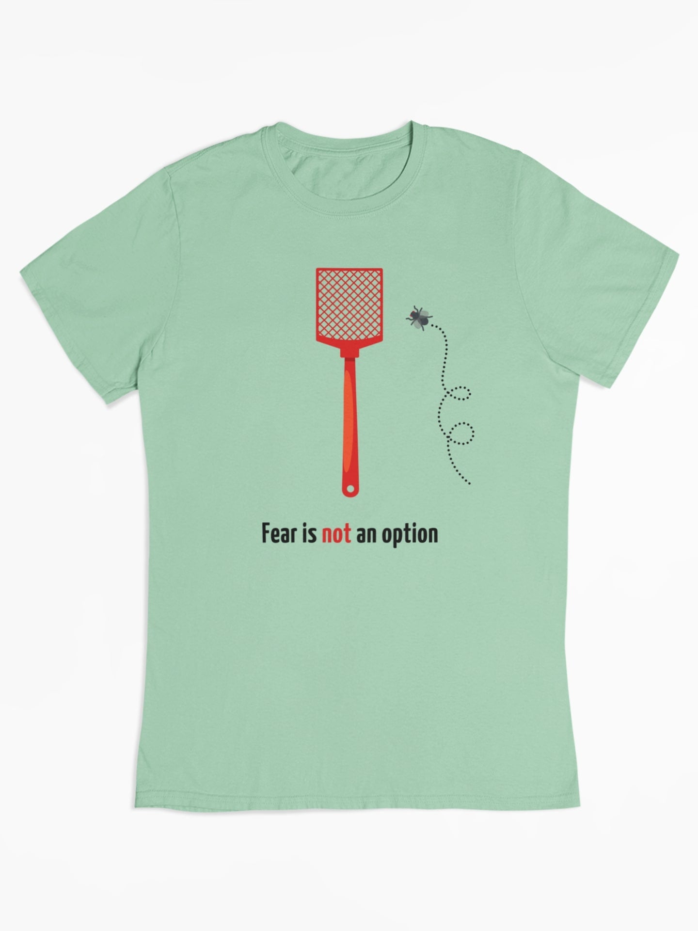 "Fear is not an option". Geinig shirt met een dappere vlieg die het opneemt tegen een vliegenmepper. 100% biologisch katoen. Kleur: Misty Jade