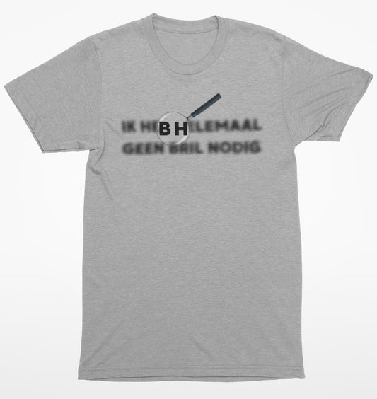 Geen bril nodig. Flat lay van geinig shirt met wazige tekst en vergrootglas om mensen op het verkeerde been te zetten. Biologisch katoen, kleur: Heather Grey
