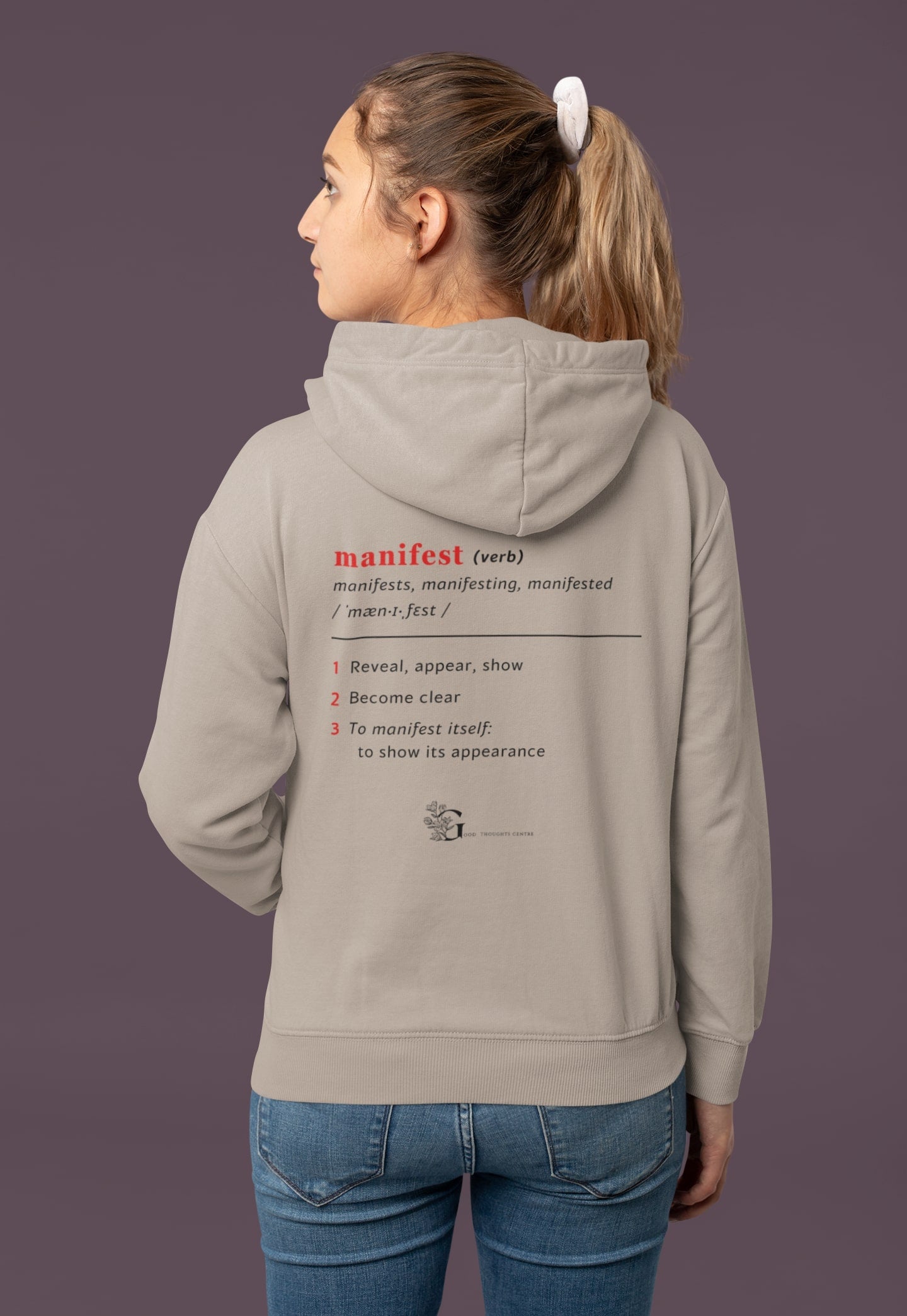Good Thoughts Centre Sweater - Achterzijde: Definitie van manifesteren (Engels) & logo. Kleur: Desert Dust