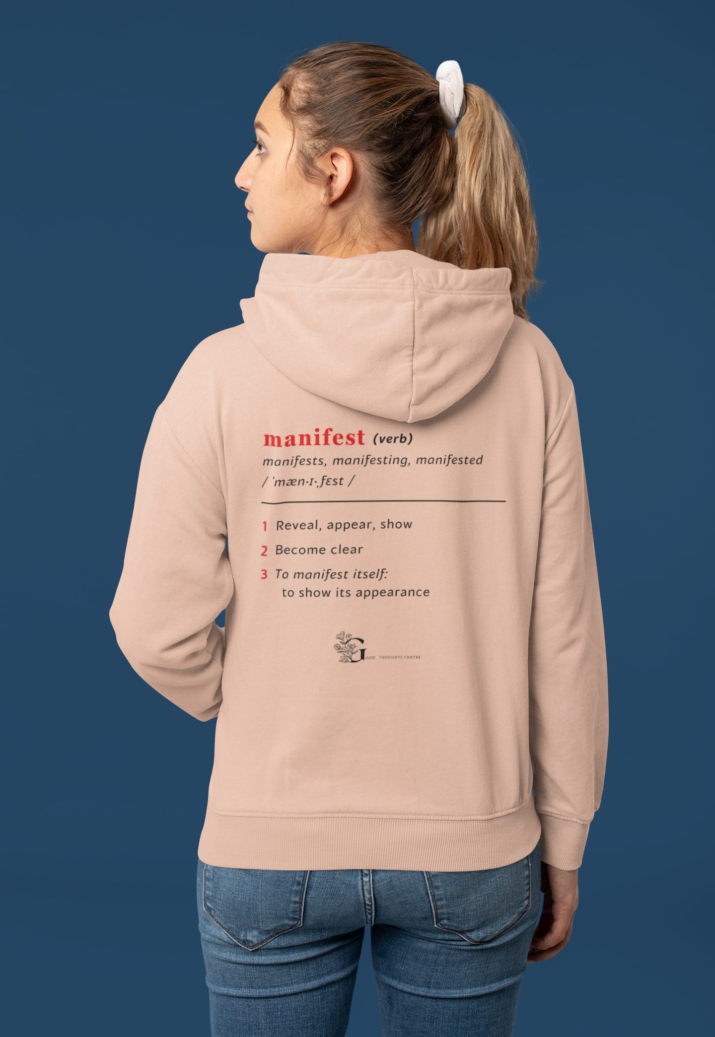 Good Thoughts Centre Sweater - Achterzijde: Definitie van manifesteren (Engels) & logo. Kleur: Fraiche Peche