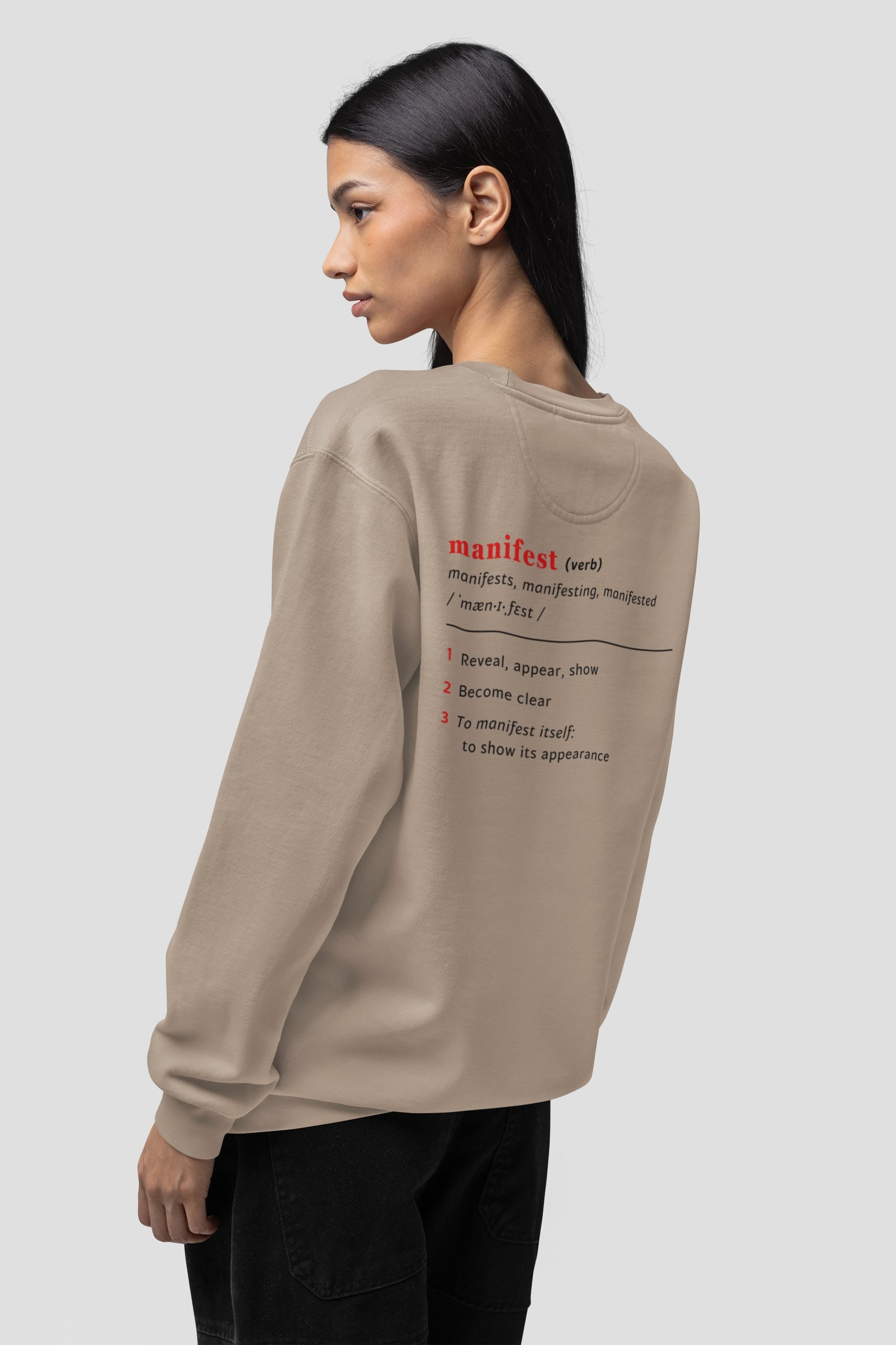 Good Thoughts Centre Sweater - achterzijde: Definitie van manifesteren (Engels). Zonder logo. Kleur: Desert Dust