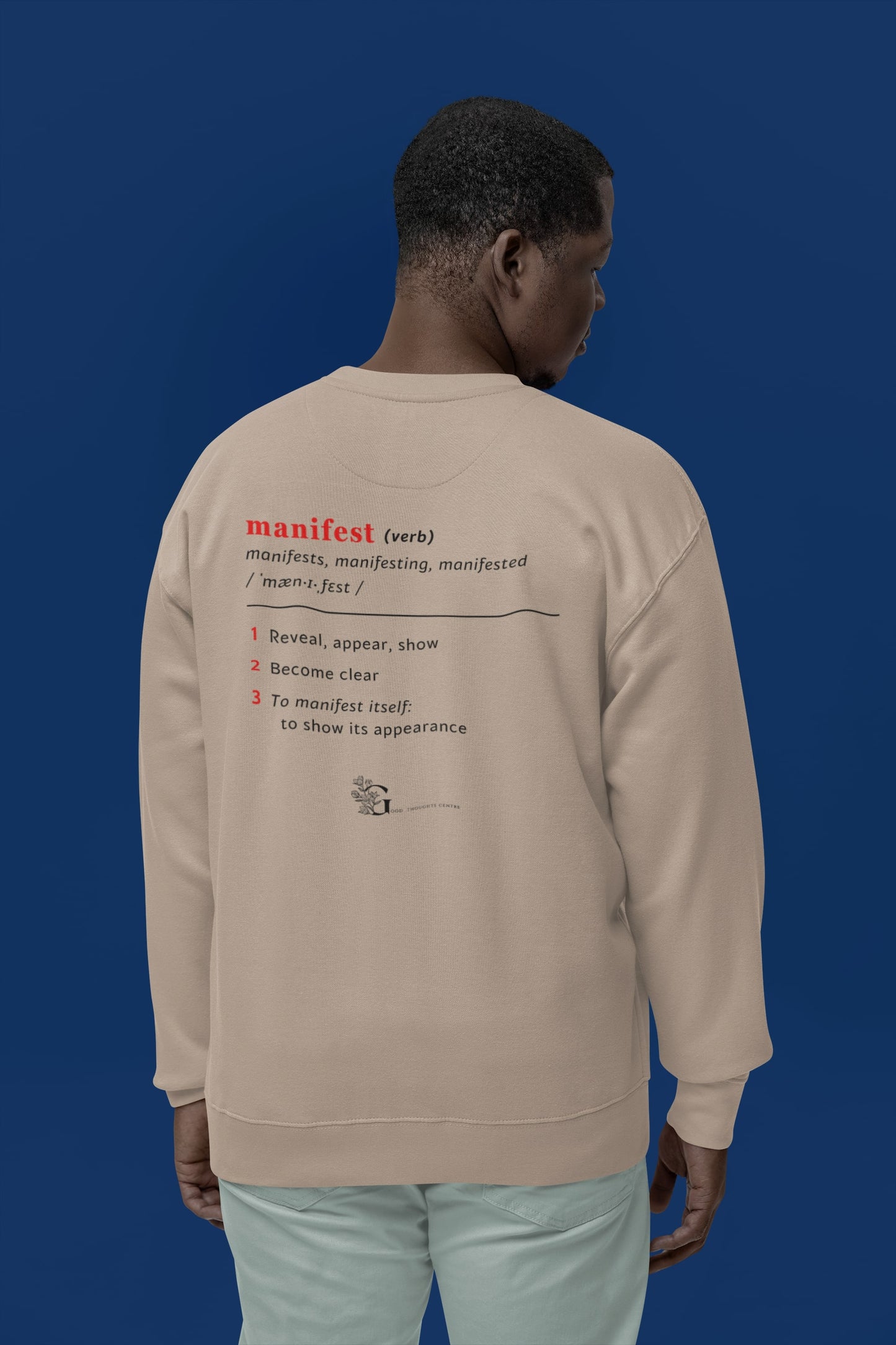 Good Thoughts Centre Sweater - Achterzijde: Definitie van manifesteren (Engels) & logo. Kleur: Desert Dust
