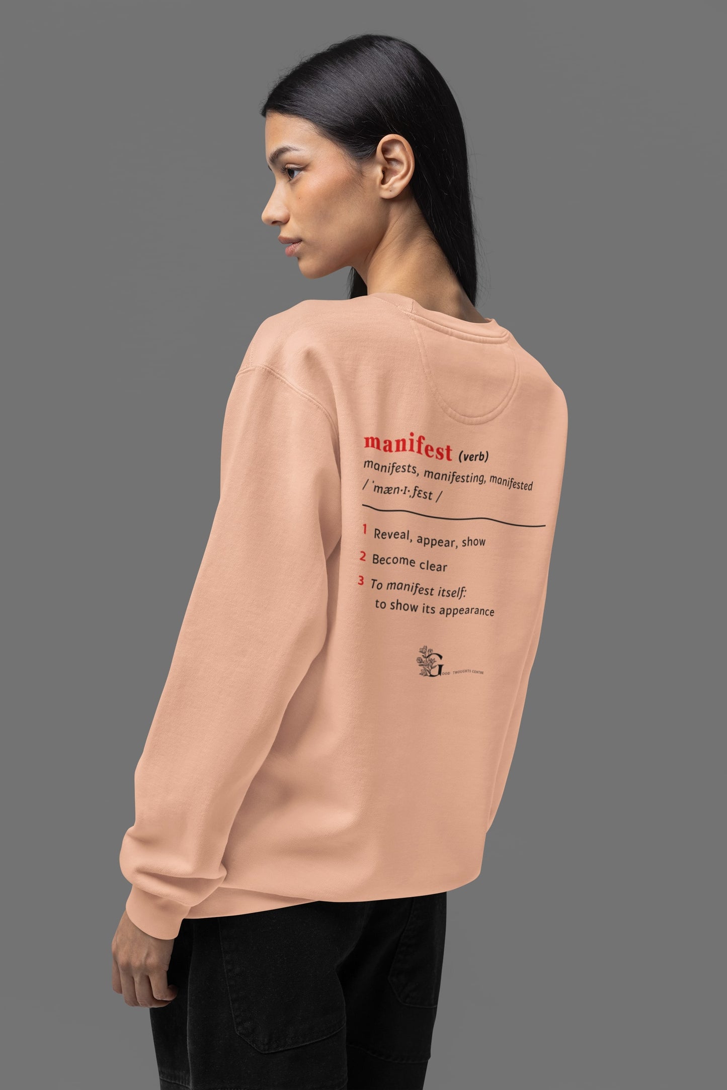 Good Thoughts Centre Sweater - Achterzijde: Definitie van manifesteren (Engels) & logo. Kleur: Fraiche Peche
