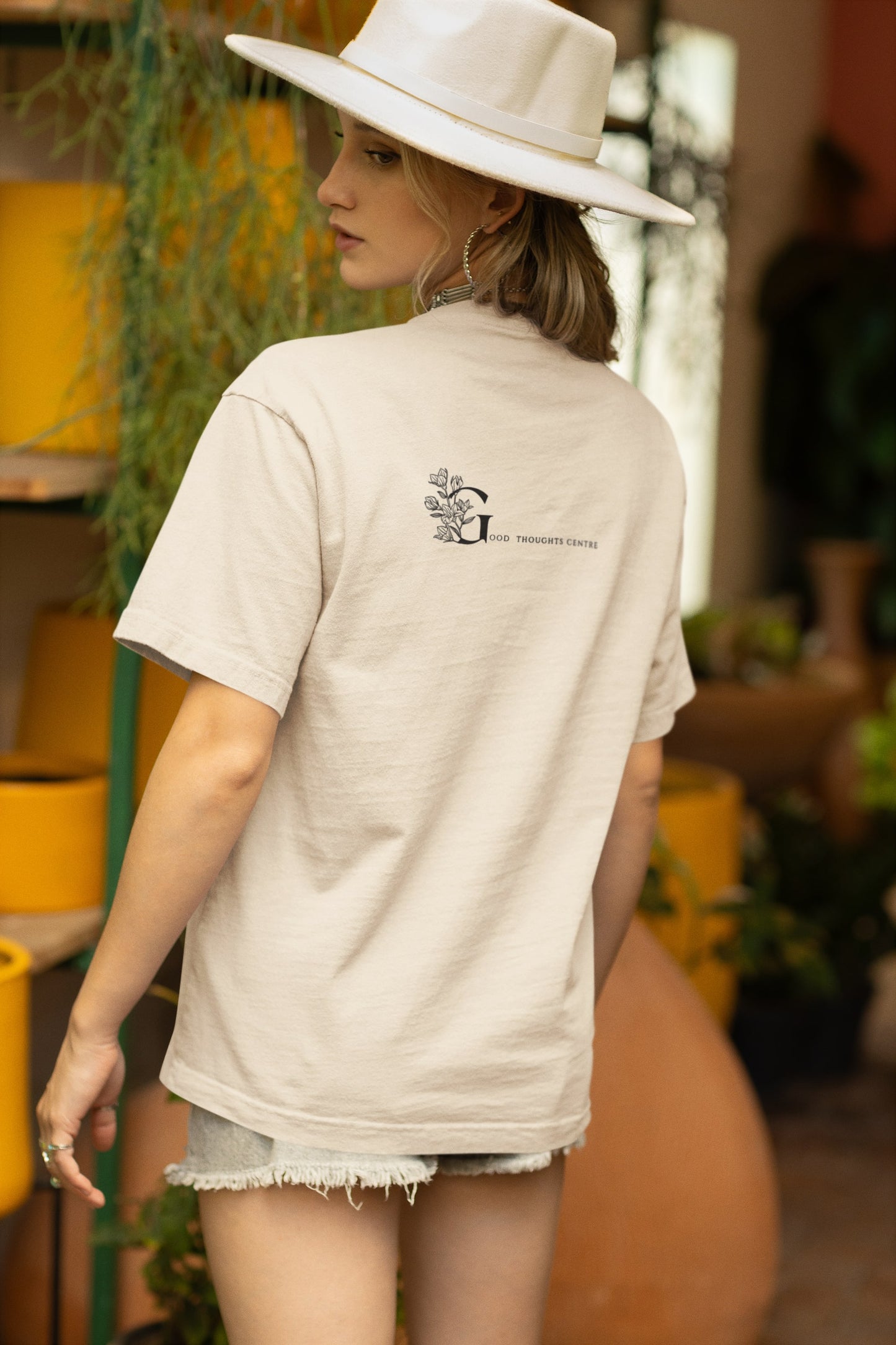 Good Thoughts Centre T-shirt - Achterzijde: Logo. Kleur: Natural Raw