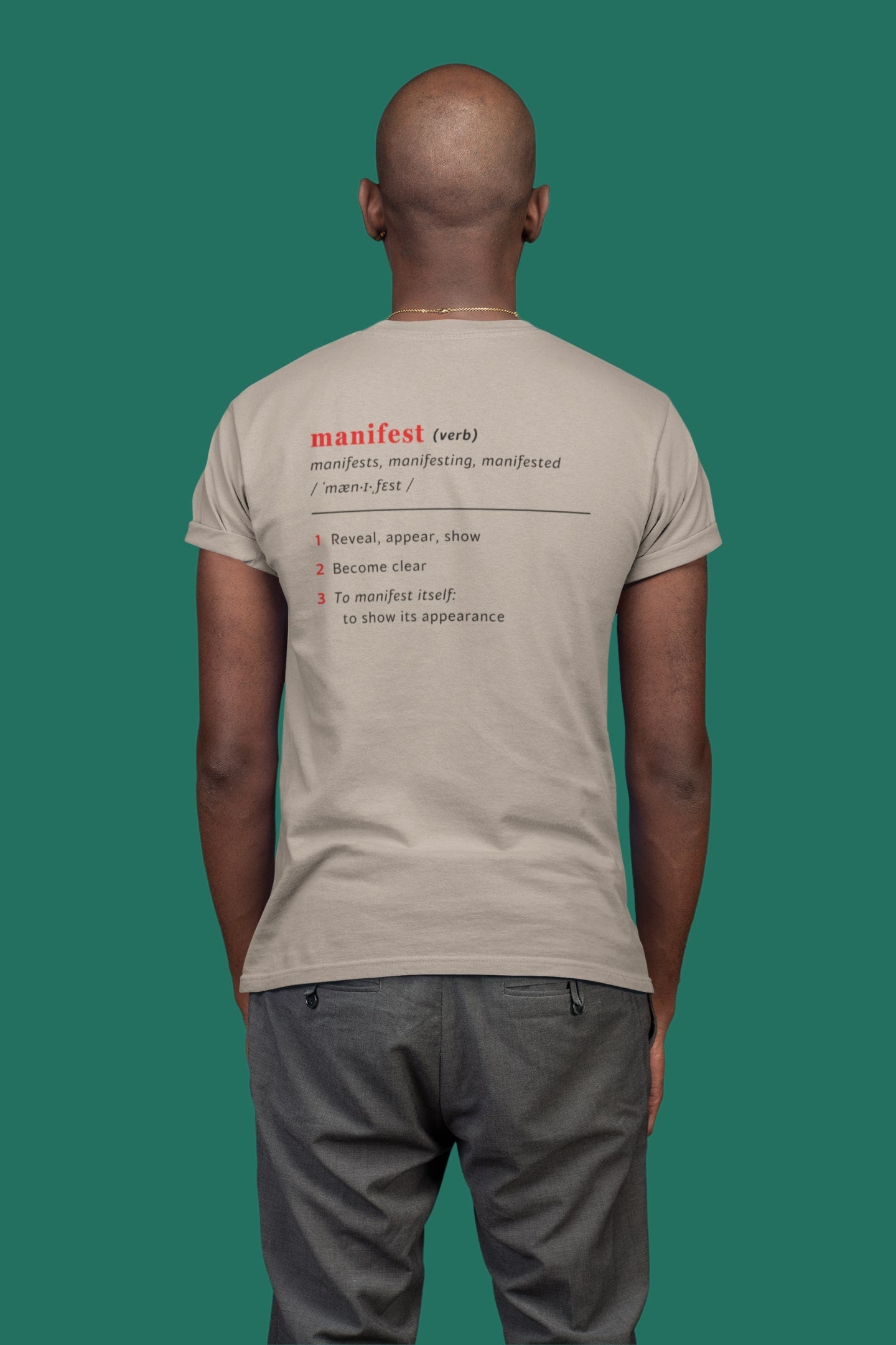 Good Thoughts Centre T-shirt - achterzijde: Definitie van manifesteren (Engels). Zonder logo. Kleur: Desert Dust