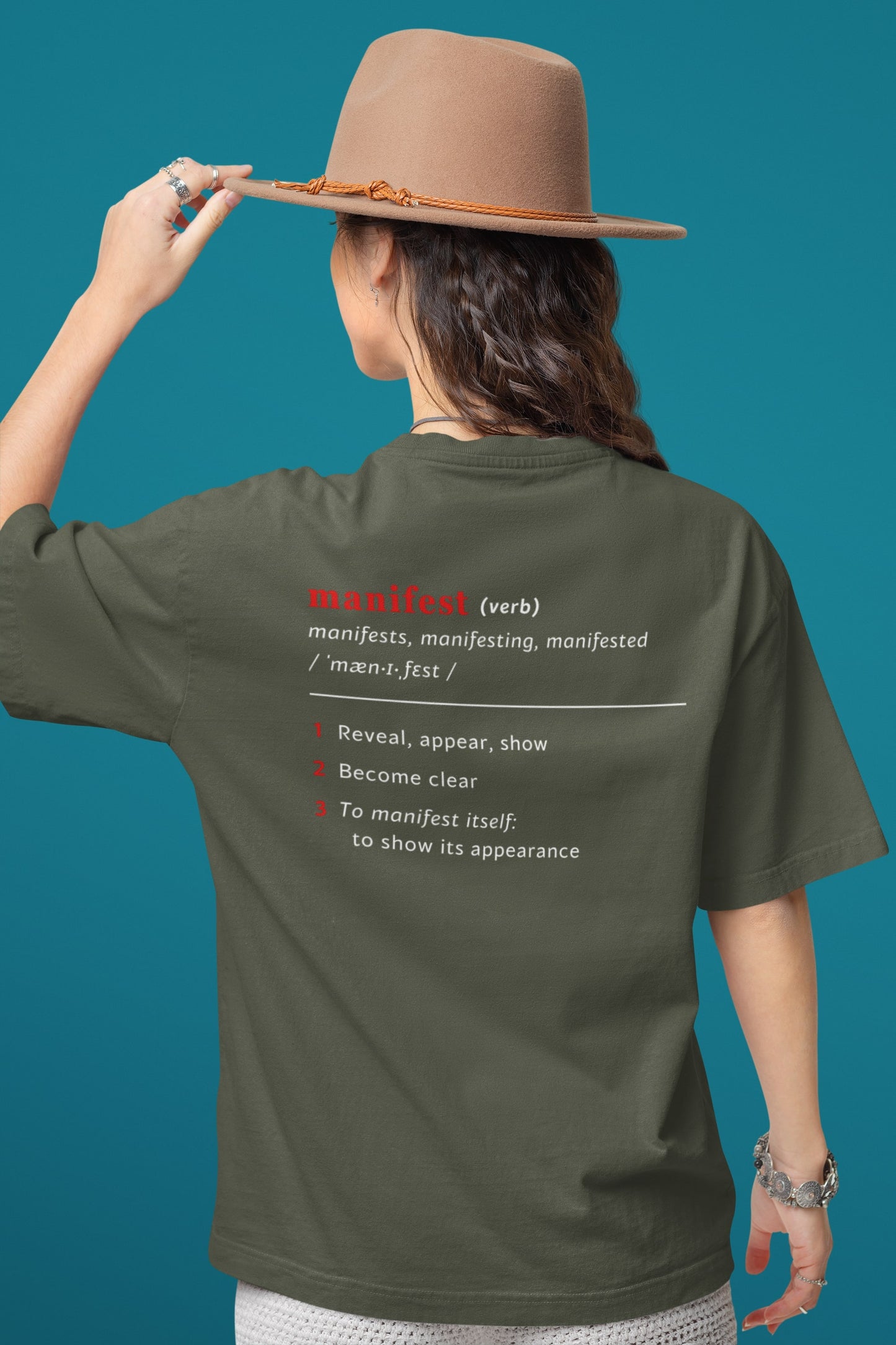 Good Thoughts Centre T-shirt - achterzijde: Definitie van manifesteren (Engels). Zonder logo. Kleur: Khaki