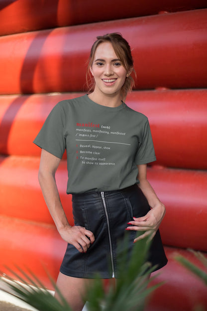 Good Thoughts Centre T-shirt - Voorzijde: Definitie van manifesteren (Engels). Kleur: Khaki