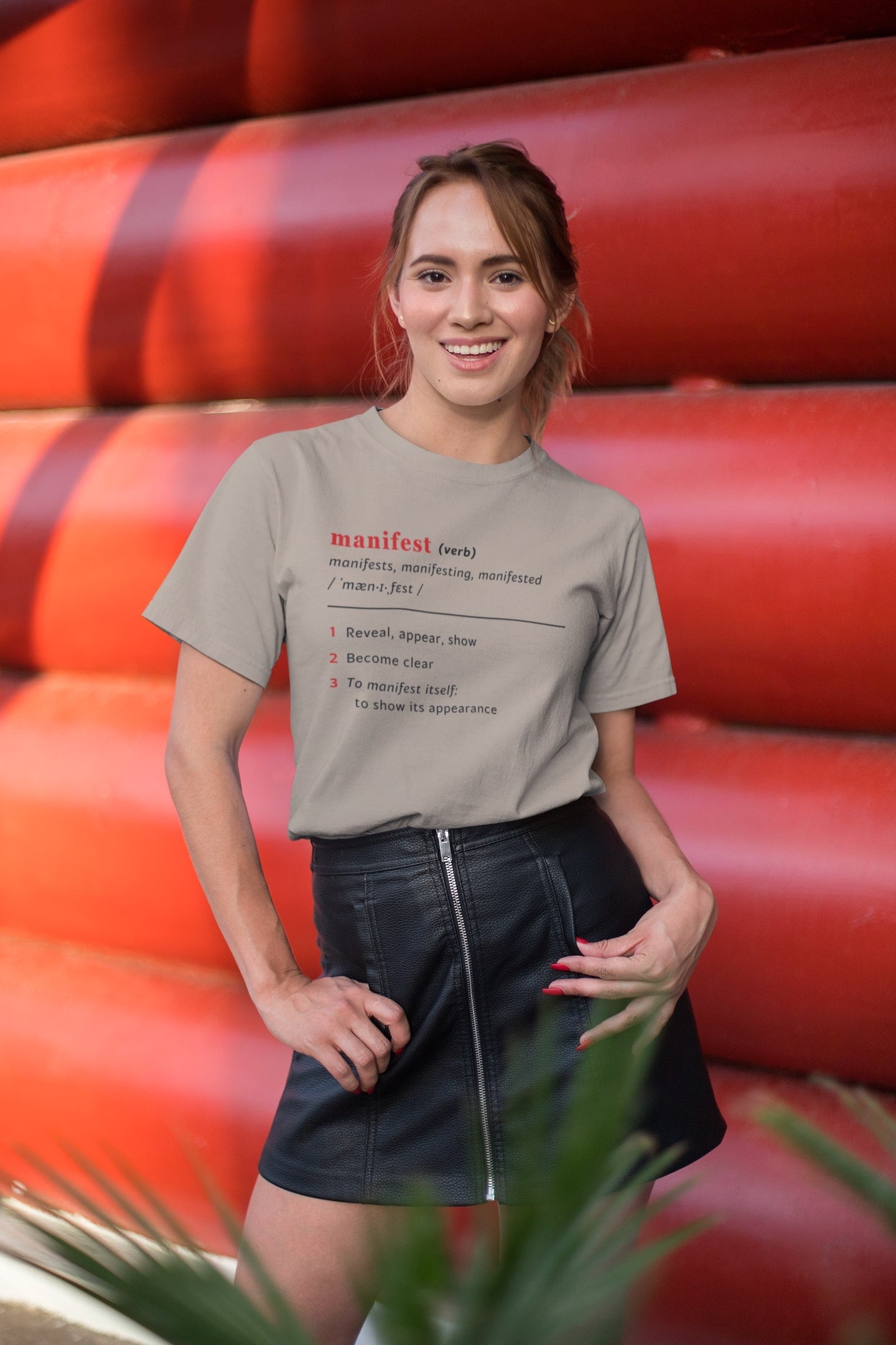 Good Thoughts Centre T-shirt - voorzijde: Definitie van manifesteren (Engels). Zonder logo. Kleur: Desert Dust