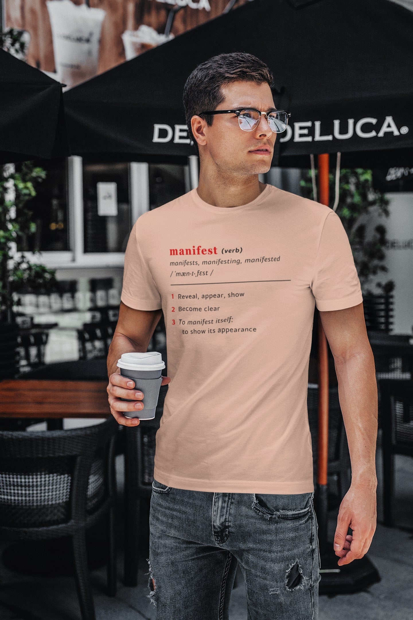 Good Thoughts Centre T-shirt - voorzijde: Definitie van manifesteren (Engels). Zonder logo. Kleur: Fraiche Peche