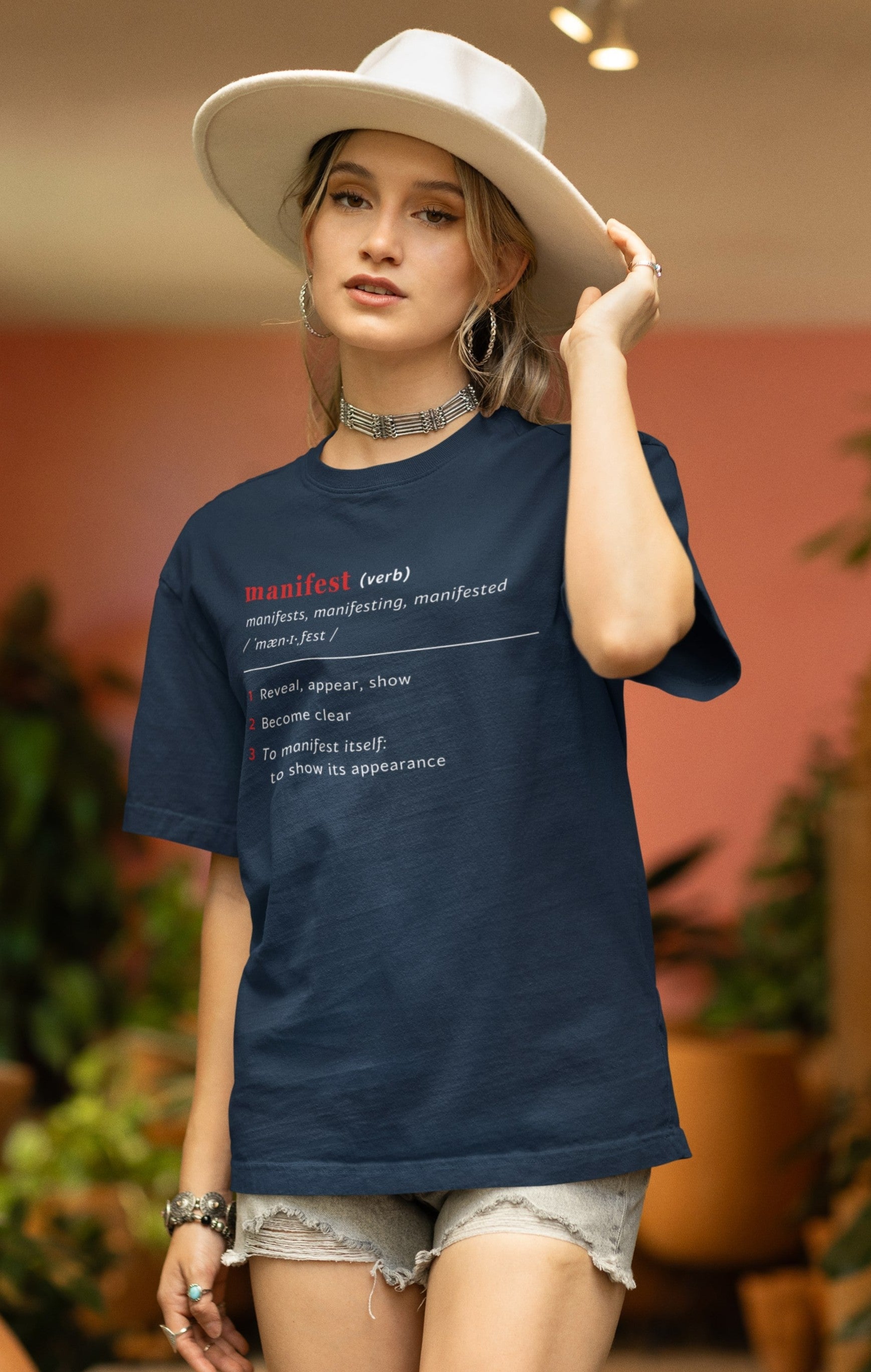 Good Thoughts Centre T-shirt - voorzijde: Definitie van manifesteren (Engels). Zonder logo. Kleur: French Navy