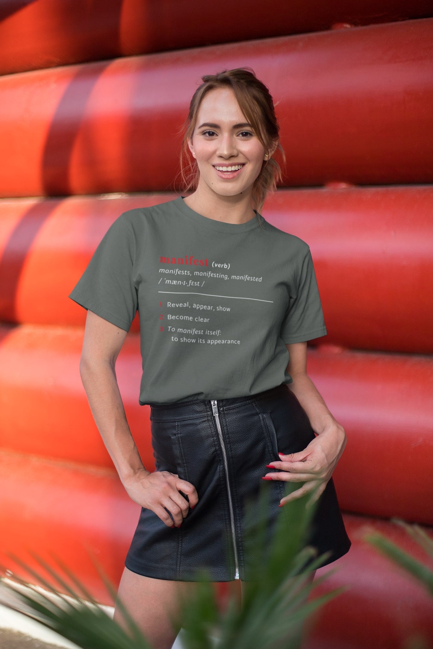 Good Thoughts Centre T-shirt - voorzijde: Definitie van manifesteren (Engels). Zonder logo. Kleur: Khaki