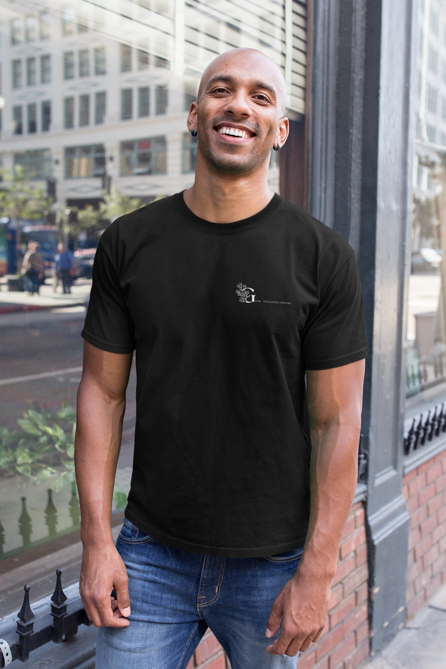 Good Thoughts Centre T-shirt - Voorzijde: logo. Kleur: Black