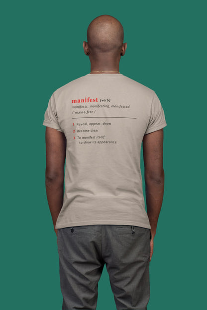 Good Thoughts Centre T-shirt - Achterzijde: Definitie van manifesteren (Engels). Kleur: Desert Dust