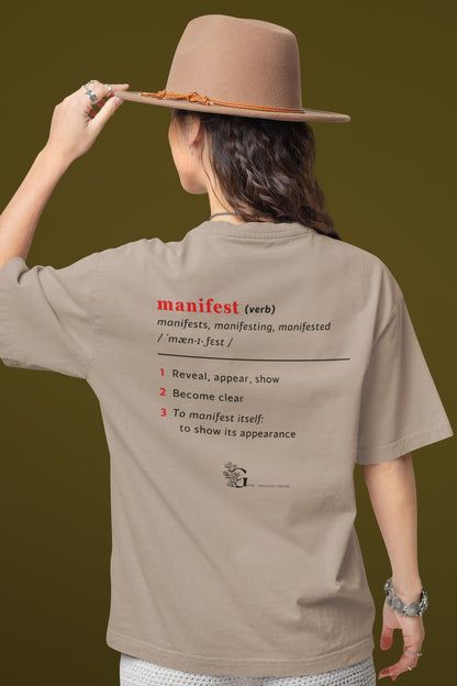 Good Thoughts Centre T-shirt - Achterzijde: Definitie van manifesteren (Engels) & logo. Kleur: Desert Dust