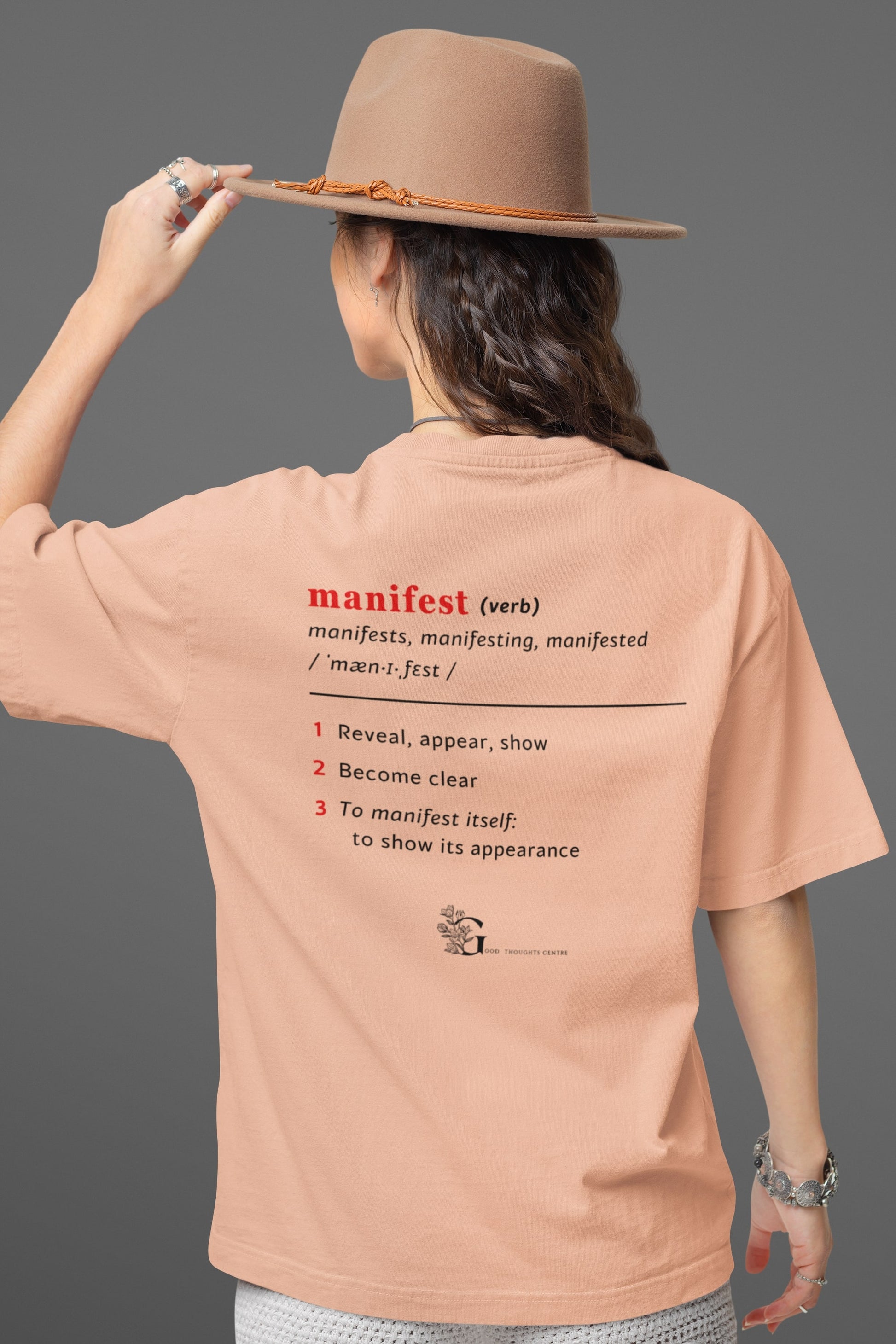 Good Thoughts Centre T-shirt - Achterzijde: Definitie van manifesteren (Engels) & logo. Kleur: Fraiche Peche