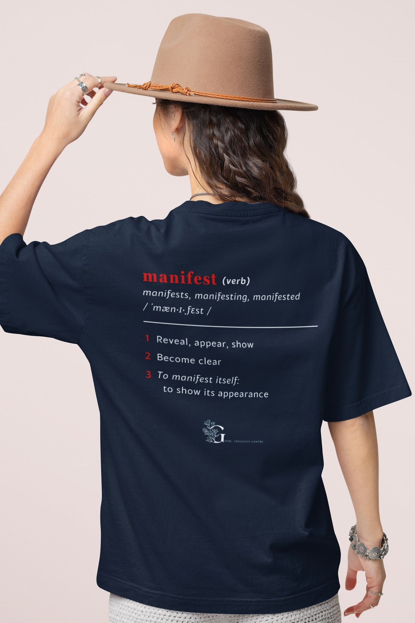 Good Thoughts Centre T-shirt - Achterzijde: Definitie van manifesteren (Engels) & logo. Kleur: French Navy