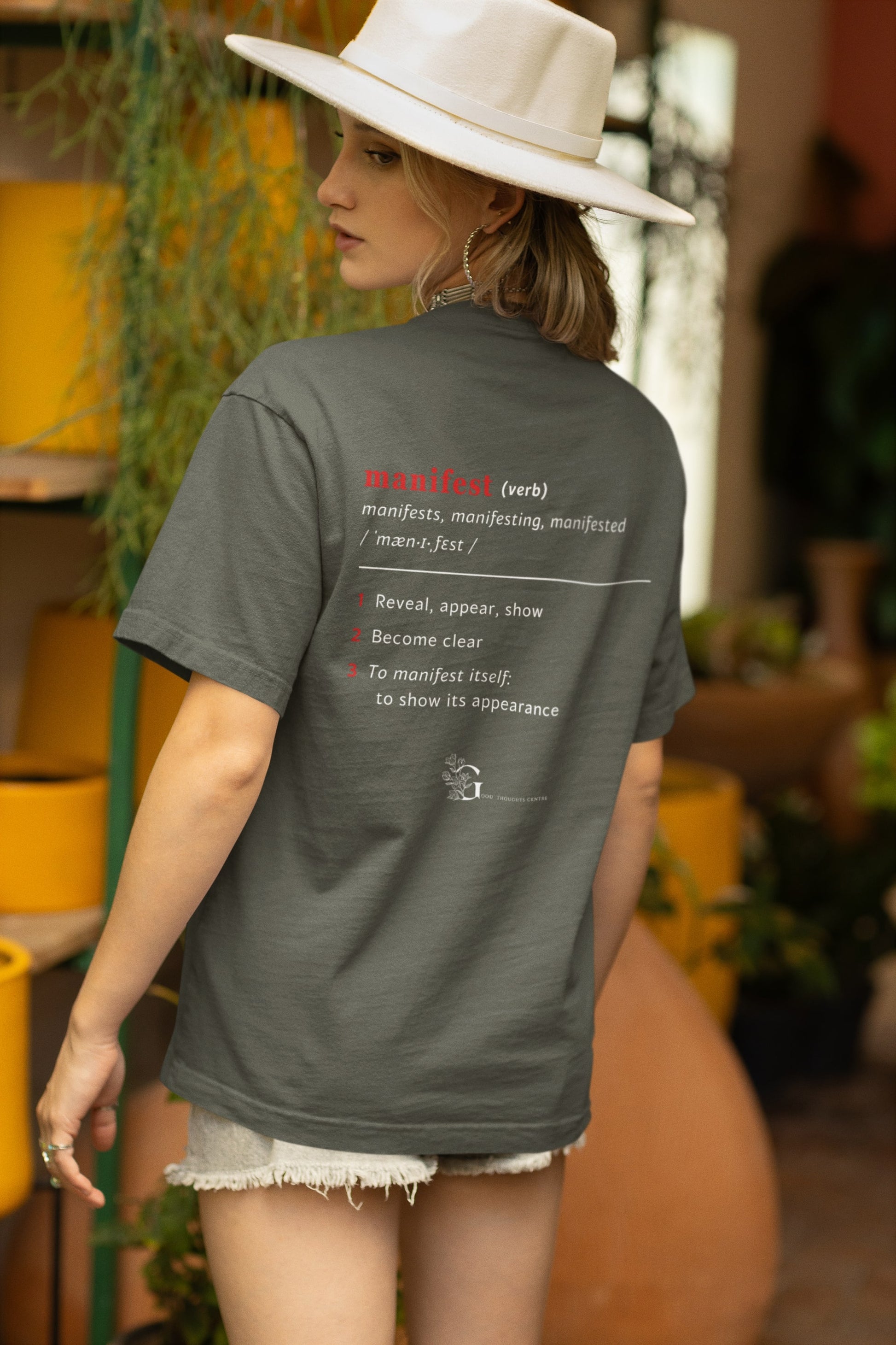 Good Thoughts Centre T-shirt - Achterzijde: Definitie van manifesteren (Engels) & logo. Kleur: Khaki