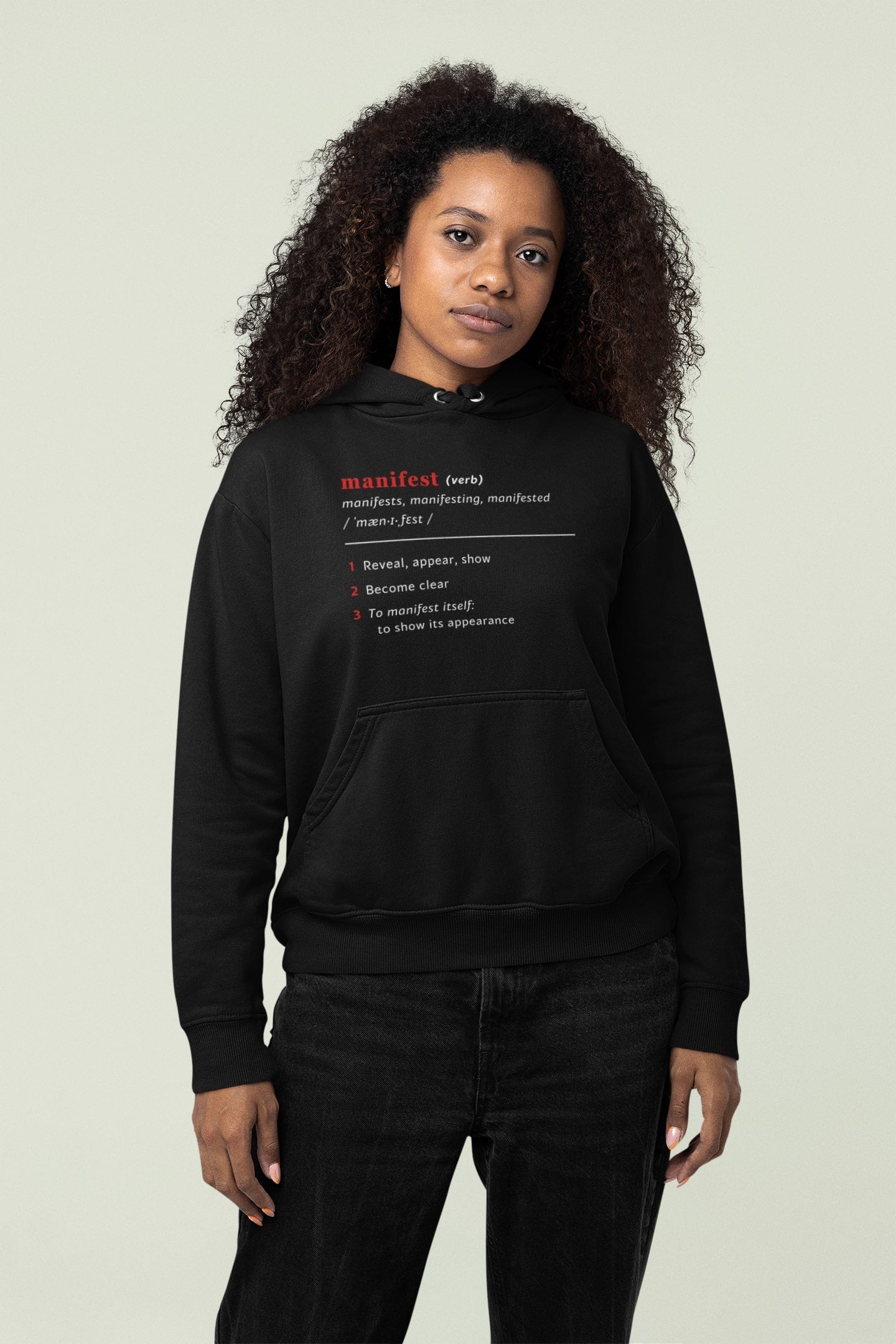 Good Thoughts Centre Hoodie - voorzijde: Definitie van manifesteren (Engels). Zonder logo. Kleur: Black