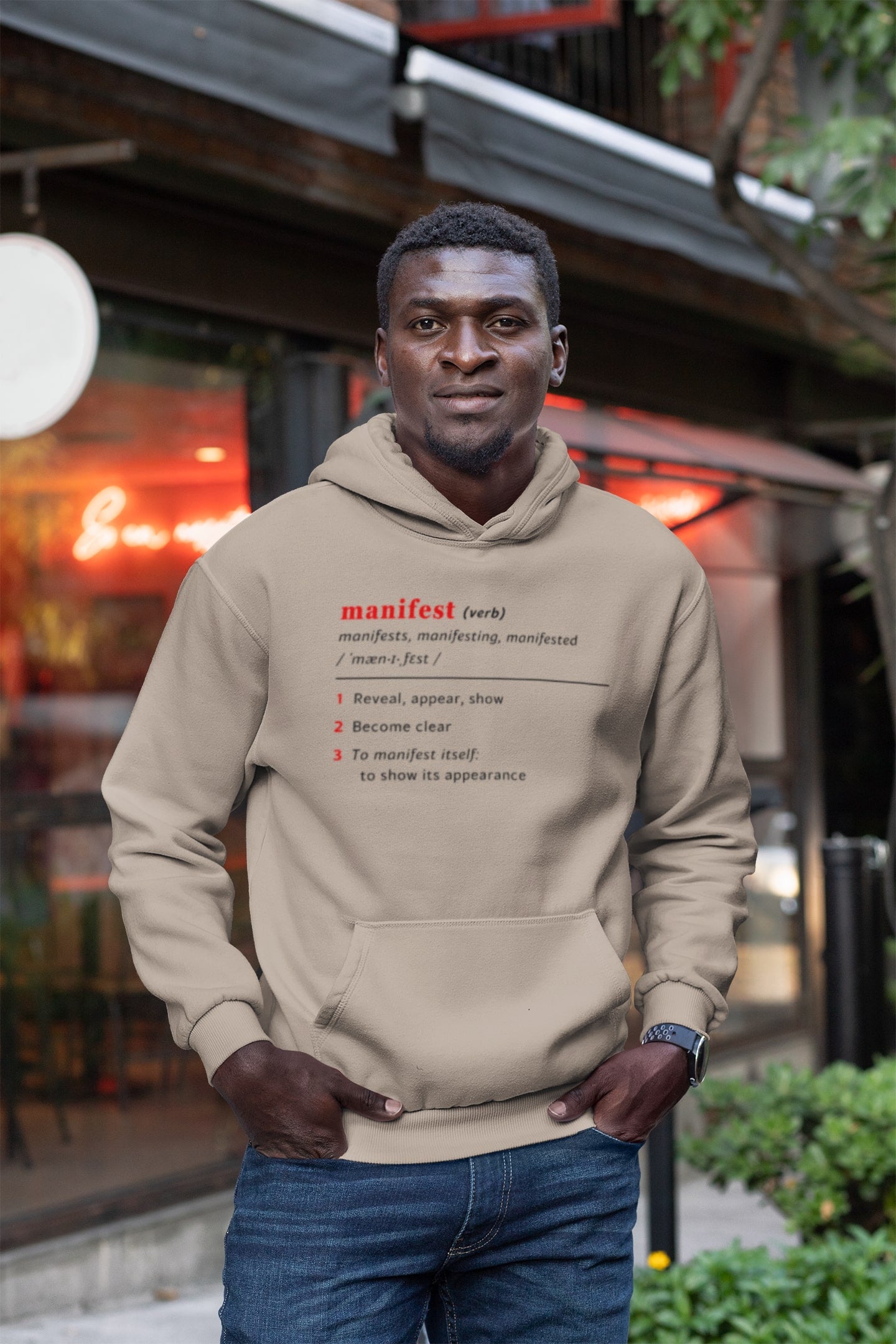 Good Thoughts Centre Hoodie - voorzijde: Definitie van manifesteren (Engels). Zonder logo. Kleur: Desert Dust