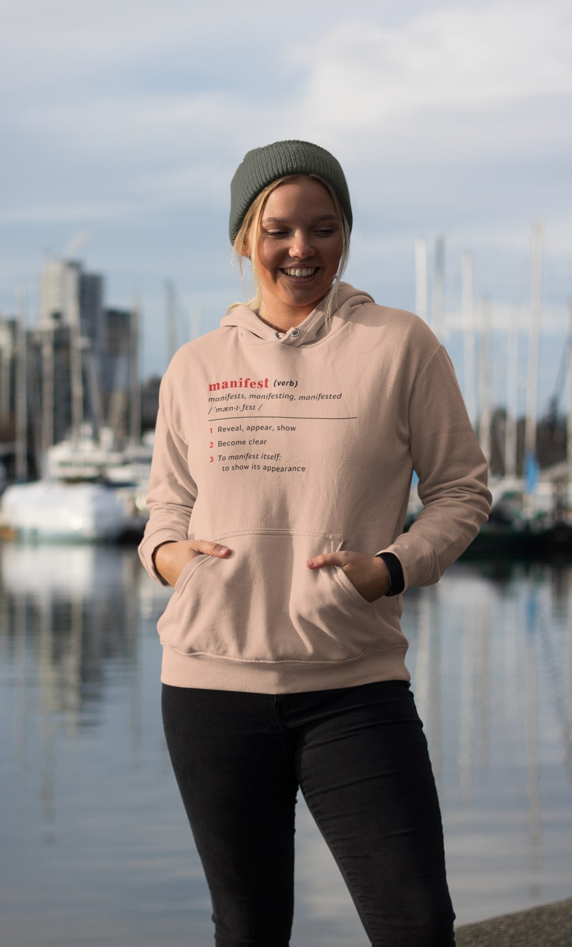 Good Thoughts Centre Hoodie - voorzijde: Definitie van manifesteren (Engels). Zonder logo. Kleur: Fraiche Peche