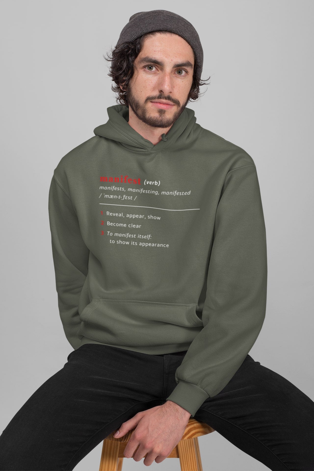 Good Thoughts Centre Hoodie - voorzijde: Definitie van manifesteren (Engels). Zonder logo. Kleur: Khaki